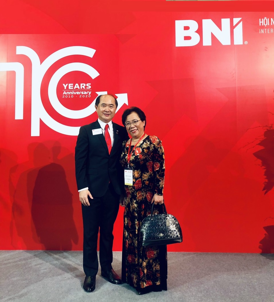 Bà Dương Thị Hạnh, Giám đốc Công ty TNHH TM-DV Thông Đà Lạt - Space và ông Hồ Quang Minh, Chủ tịch BNI Việt Nam