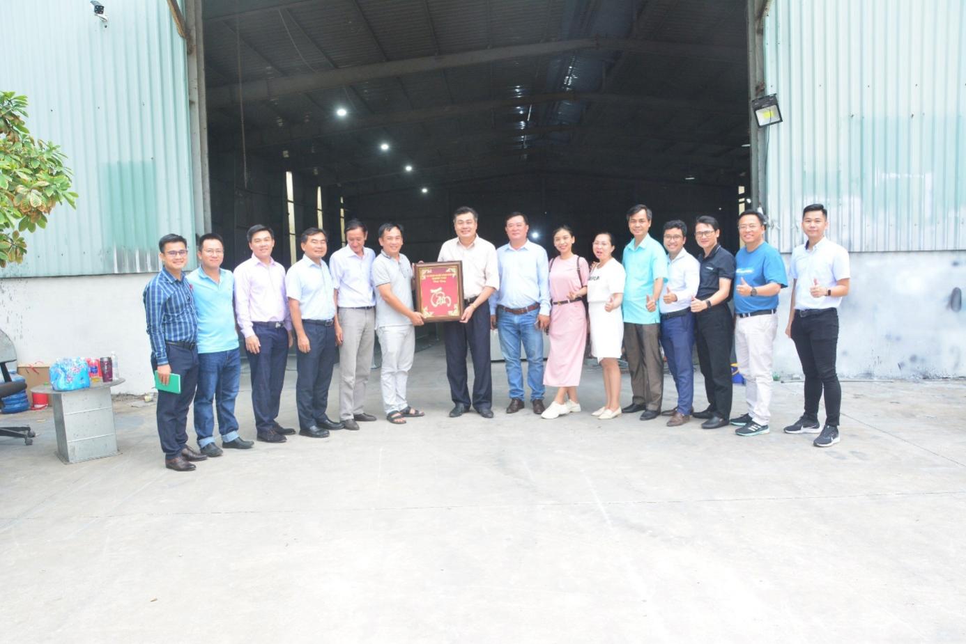 Đoàn đến thăm xưởng sản xuất và tặng quà lưu niệm cho Công ty Nghiệp Hưng