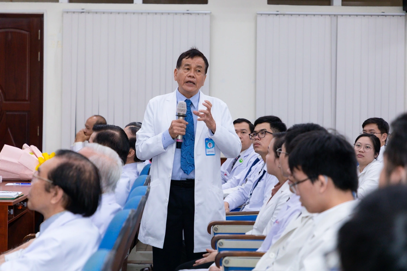 Hàng trăm y bác sĩ đã xếp hàng tiễn đưa PGS Dương Văn Hải về nơi an nghỉ cuối cùng