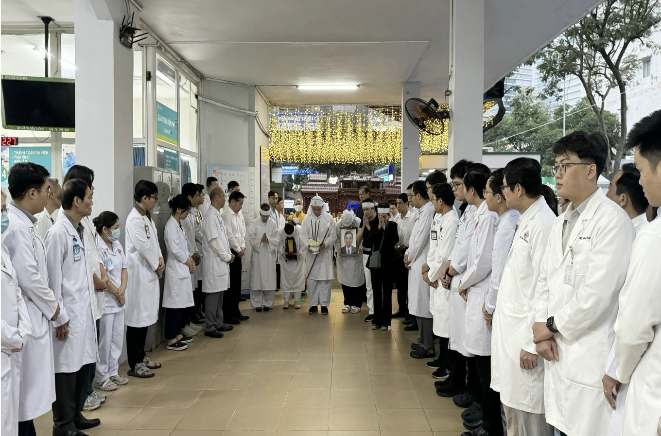Hàng trăm y bác sĩ đã xếp hàng tiễn đưa PGS Dương Văn Hải về nơi an nghỉ cuối cùng